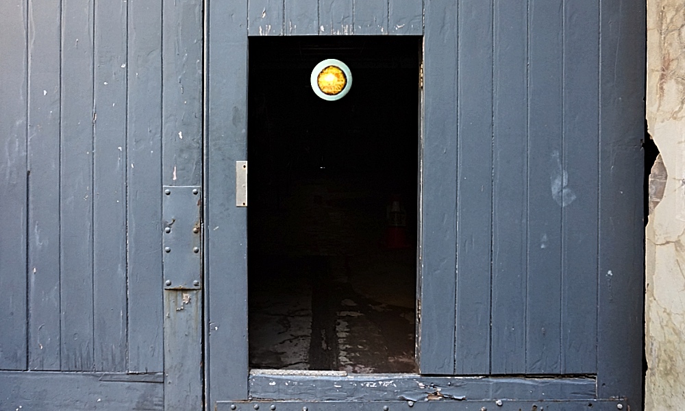 柳幸典「ランドスケープ･ウィズ･アン･アイ」（2018年）＠シドニービエンナーレ　Landscape with an Eye, 2018 by Yukinori Yanagi at 21st Biennale of Sydney. Photo: HeapsArt